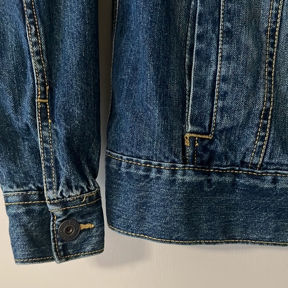Old Navy Large jean jacket. Excellent used condition. 100% cotton. Med/dark blue - Picture 5 of 10